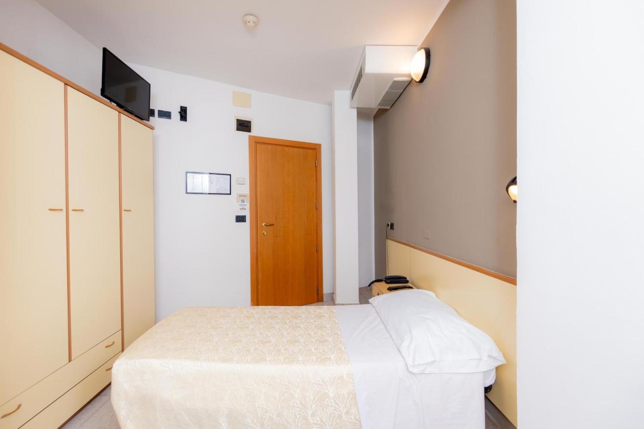 Hotel Galileo Римини Экстерьер фото